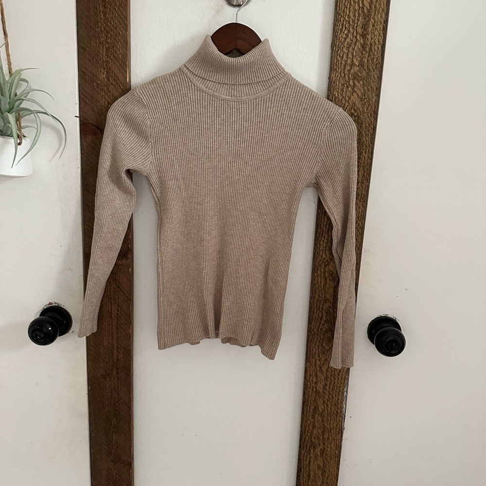 SHEIN Girls Solid Color Turtleneck Sweater Size Large VGUC
good quality